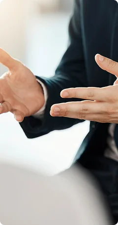 의뢰인과 상담하는 변호사